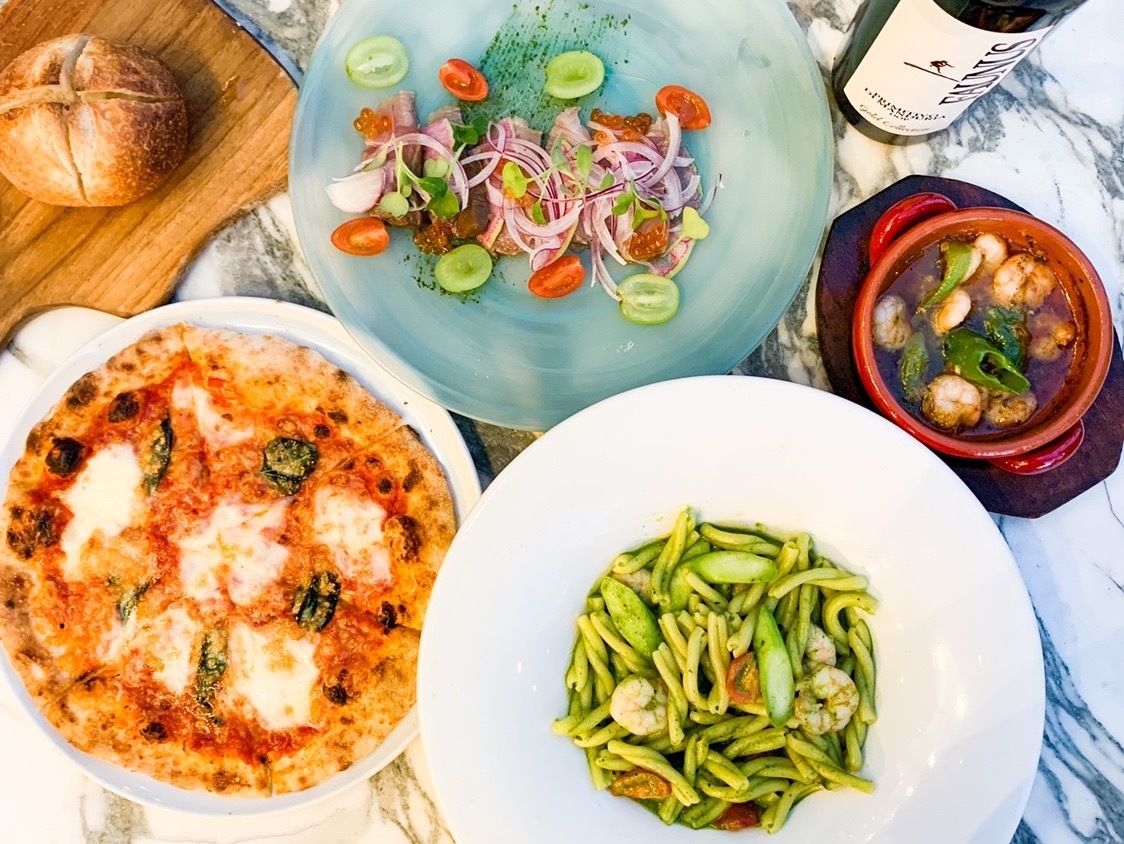 看板メニューのロティサリーチキン付きお食事コース¥5,500(税込み¥6,050) ４名様からご予約頂けます