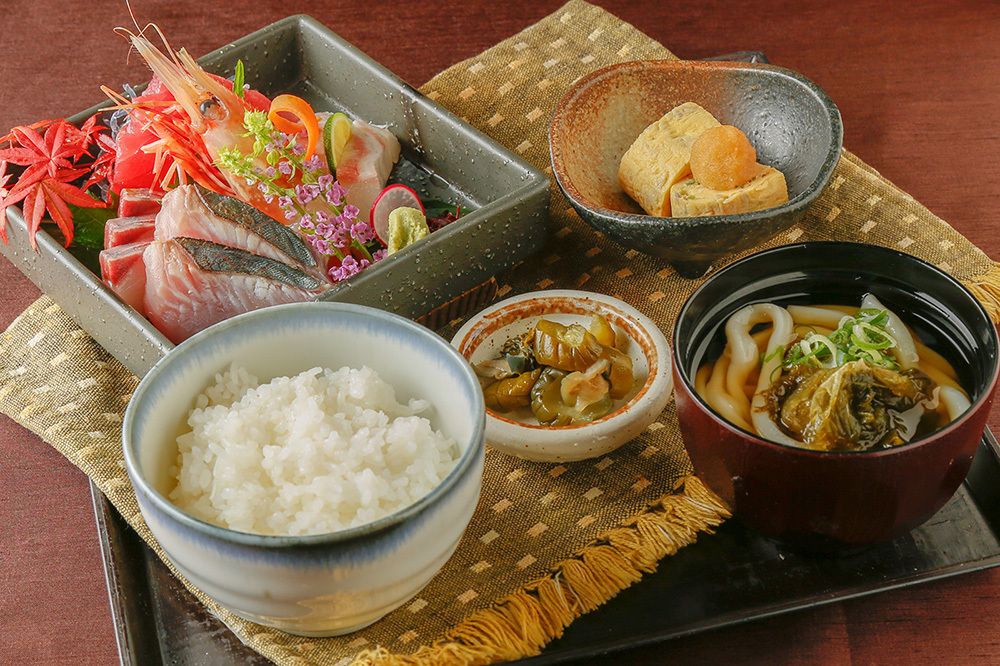 [Mittagsbankettplan] Ein Bankettplan, der nur an Wochenenden und Feiertagen verfügbar ist und ein Mittagsmenü und 90 Minuten All-you-can-drink umfasst.