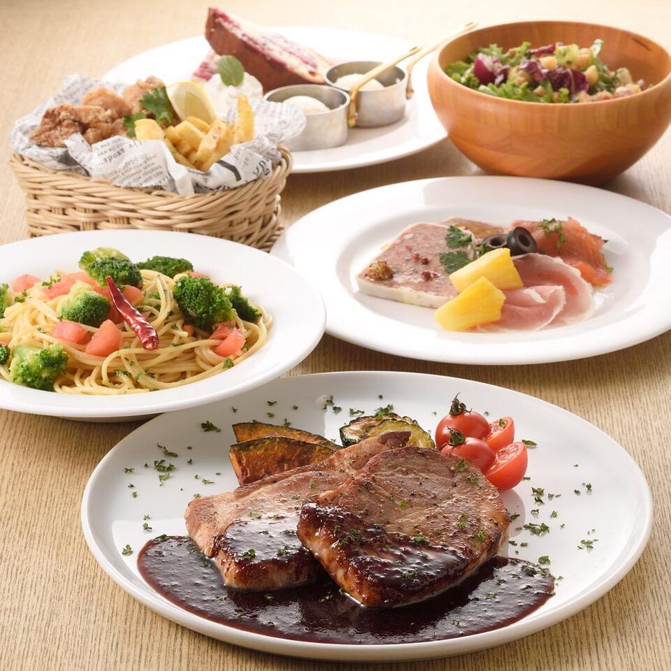 【ランチWメイン×飲み放題3h】サラダビュッフェ&ドリンクバー付き　ローストチキン×ポークのWメイン　スパークリングワイン含む飲み放題3時間　大皿シェアプラン　¥4200