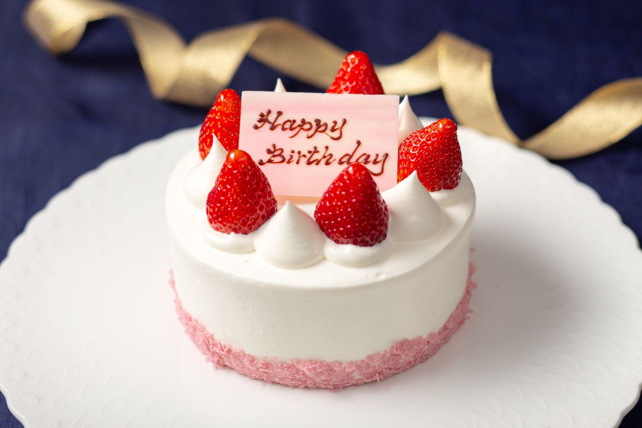 ホテルメイドのいちごショート6号(直径約18cm/目安:6～8名)