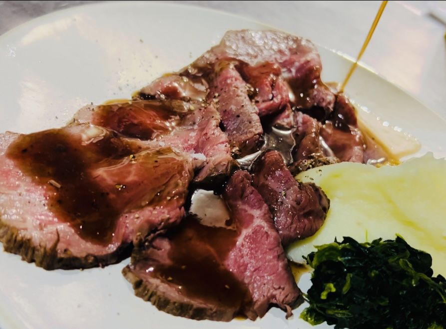 飲み放題付き『黒毛和牛ローストビーフコース』グラスワインはフランス産ヴァンムスーやカリフォルニアワインも選べるプレミアムフリードリンクメニュー。価格は税込7000円でご用意しております。