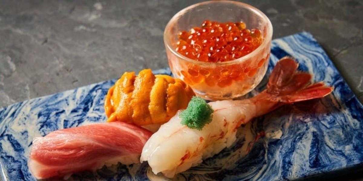 蝦夷アワビステーキ、刺身2種、握り9種などのスペシャルコース