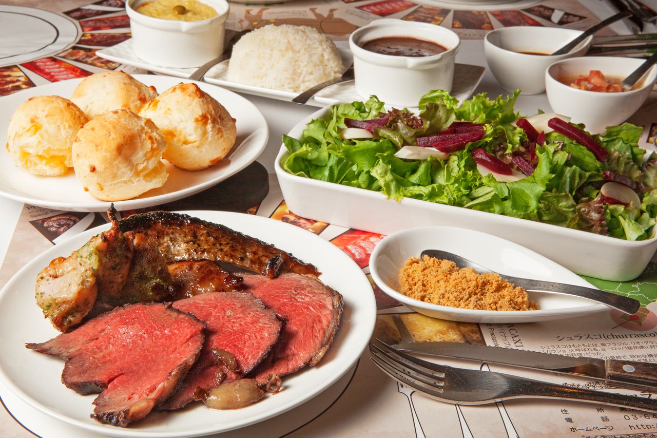 [Curso de 100 minutos de churrasco a la parrilla al carbón] Set de aperitivo brasileño y 10 tipos de carnes a la parrilla al carbón y camarones a la parrilla, queso a la parrilla, piña a la parrilla, ponde queijo, postre (pudín brasileño y helado), café (ensalada, pan, aperitivos , platos de carne) (se puede sustituir)