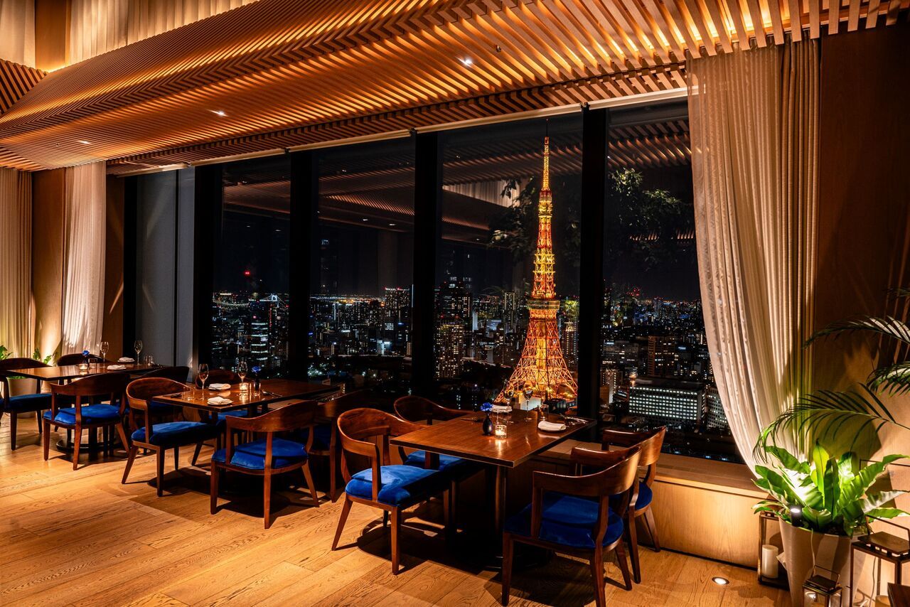 【Online Special Guaranteed Tower View Seat】5-course dinner with a glass of champagne and a chocolate gift
