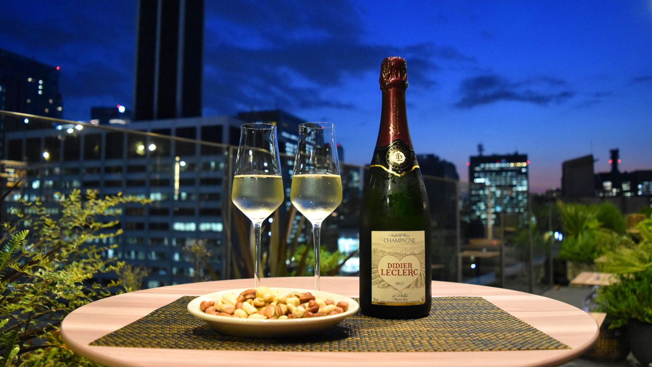 [Champagne free flow]