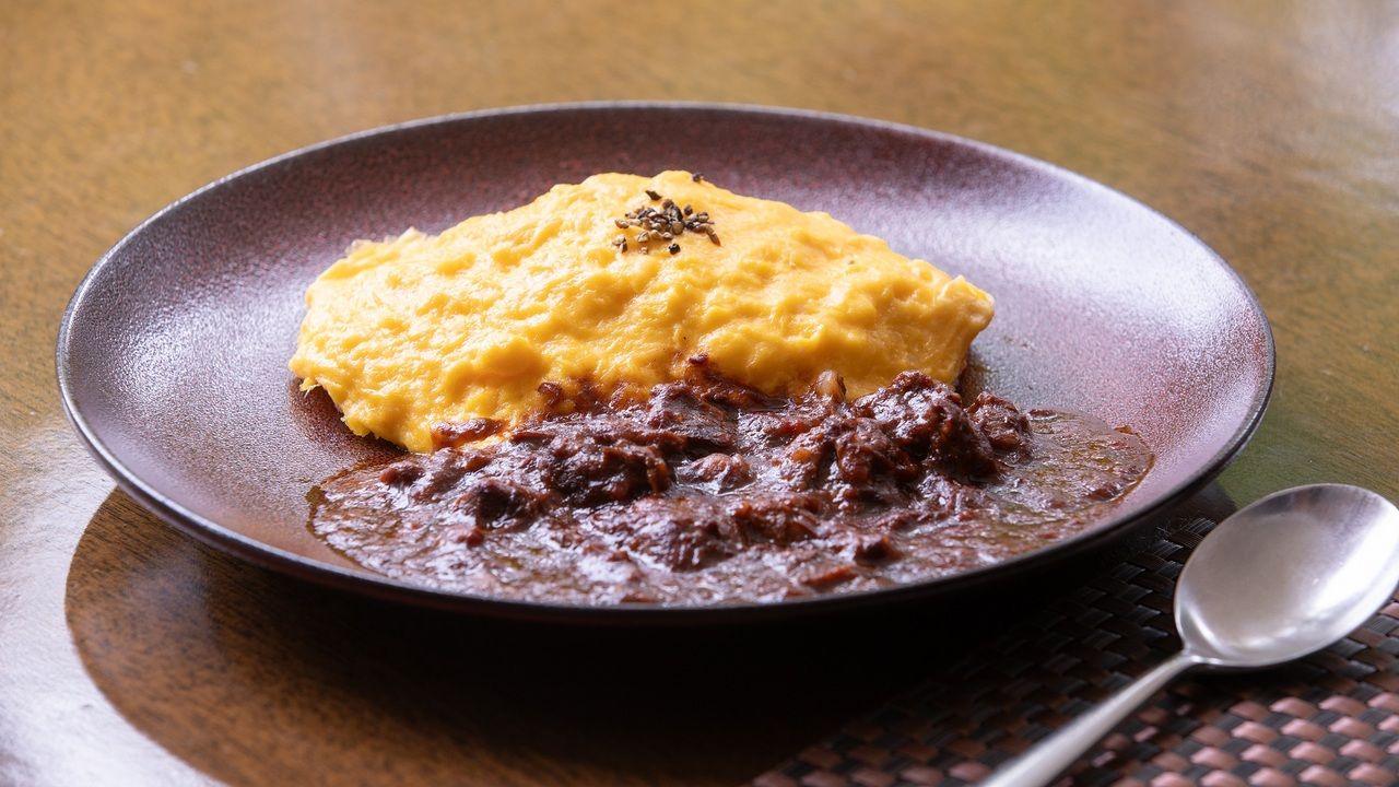 Fluffy Egg Omurice (omelette rice)