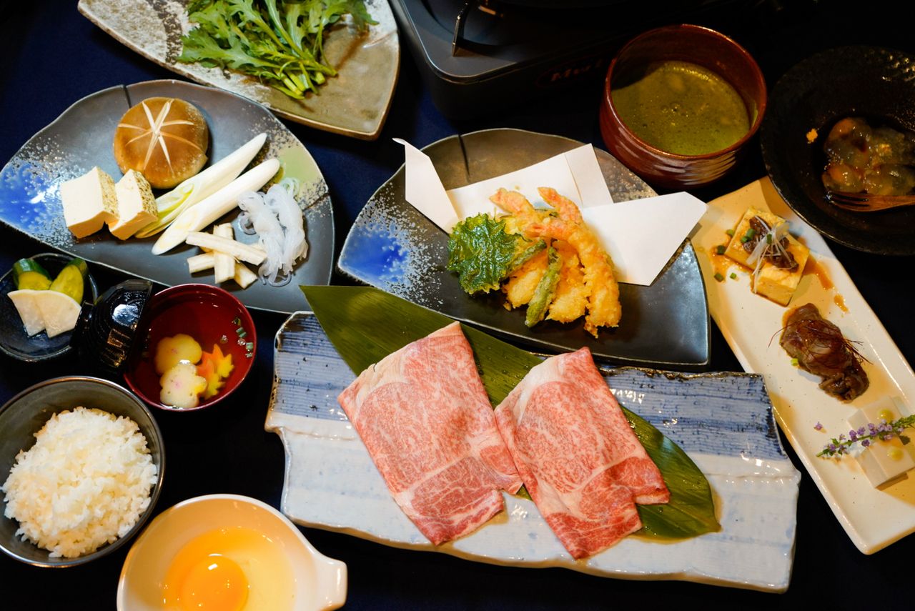 Hidangan makan siang sukiyaki daging sapi wagyu halal