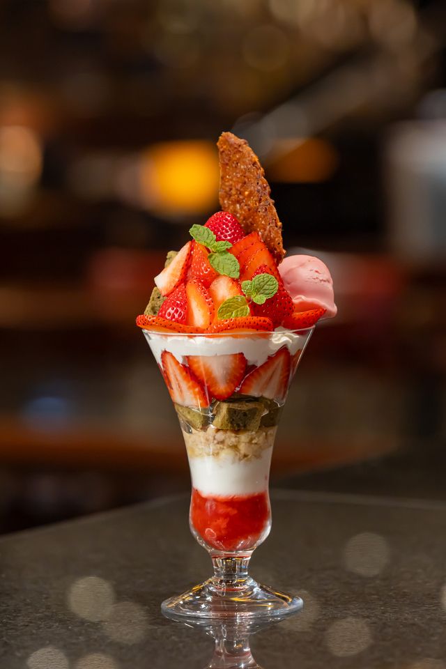 12月～2月限定「どっさり苺のご褒美パフェ」ランチコース