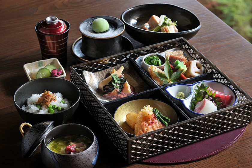 【Yamazakura】 Seasonal dishes served box lunch style with One Drink