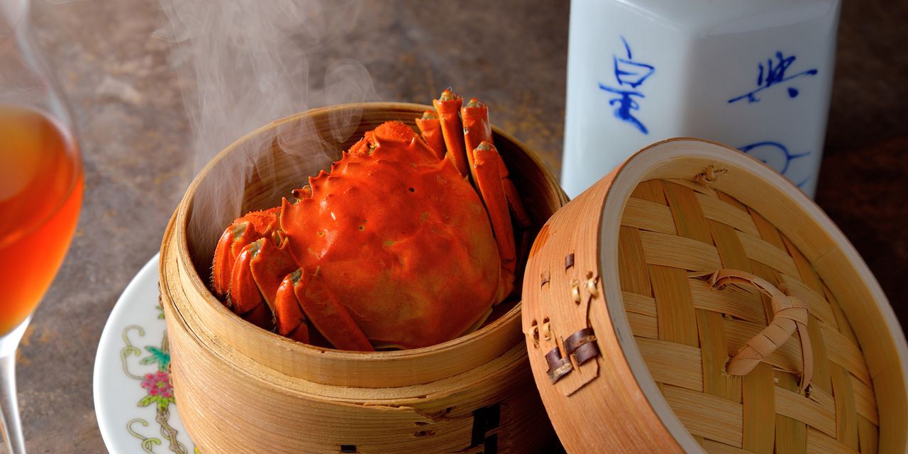 (Lunch & Dinner) 【Shanghai Crab Course (Female Crab)】 Enjoy Shanghai crab preserved in apricot liqueur and a whole-steamed Shanghai crab — savor the concentrated, savory sweetness of the crab meat and crab miso.