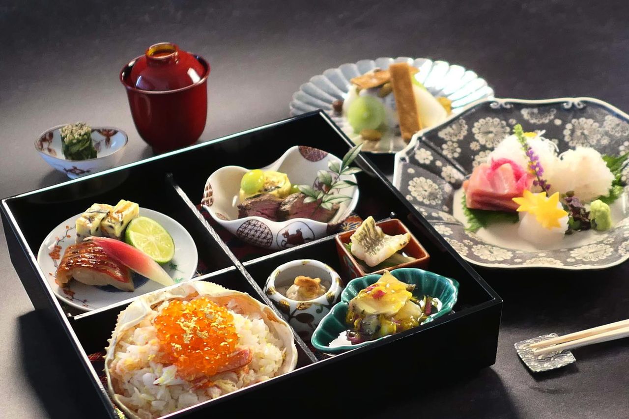 [Year-end and New Year special lunch] Japanese cuisine Hen Chef's special bento "Nagomi"