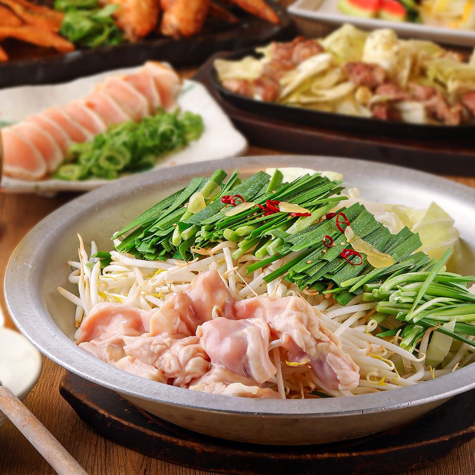 【冬の鍋】国産もつ鍋or牡蠣鍋の選べるメインが人気のコース！和牛串も全12品4,600円（飲放込）