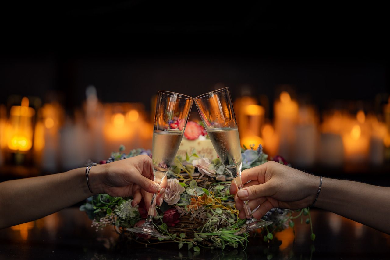 【丰富的生日套餐】为您所爱的人提供花环蛋糕和诞生石鸡尾酒的周年纪念计划