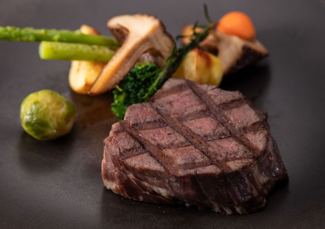 【90-Minute Dining】Mini Buffet Included ≪Lunch≫Grilled Steak（Australian Tenderloin） with Steamed Vegetables - Choice of Japanese-Style or Western-Style Sauce