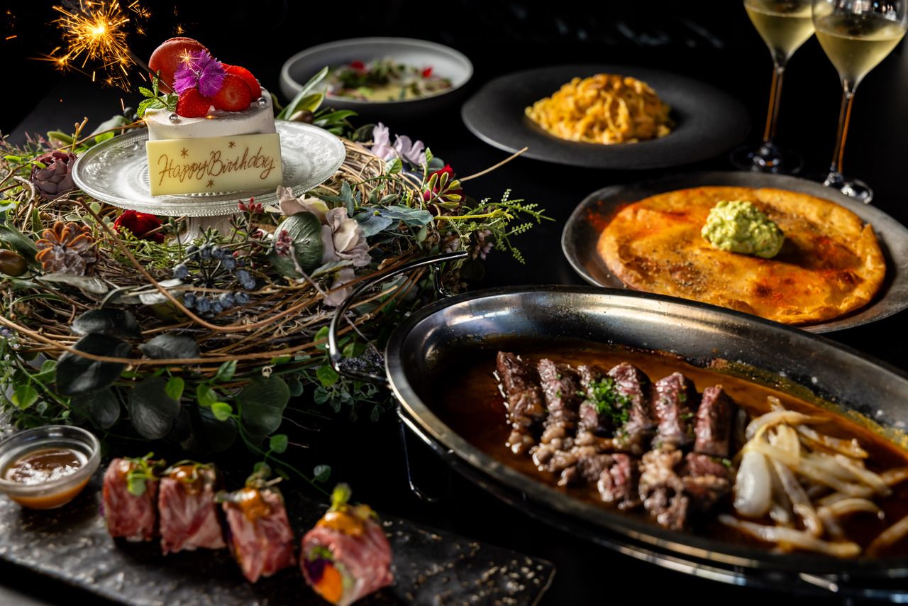 [Platinum Birthday Course] A luxurious anniversary plan with luxurious appetizers, Mexican pizza, Angus steak, flower wreath cake and sparkling wine for a toast.