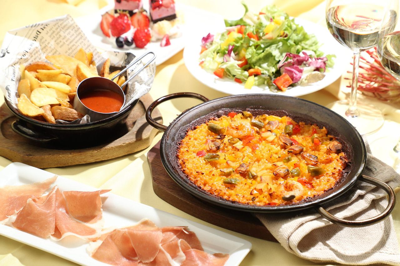 ～プチ贅沢ランチ～2種から選べるパエリアやデザートなど全5皿+乾杯ドリンク
