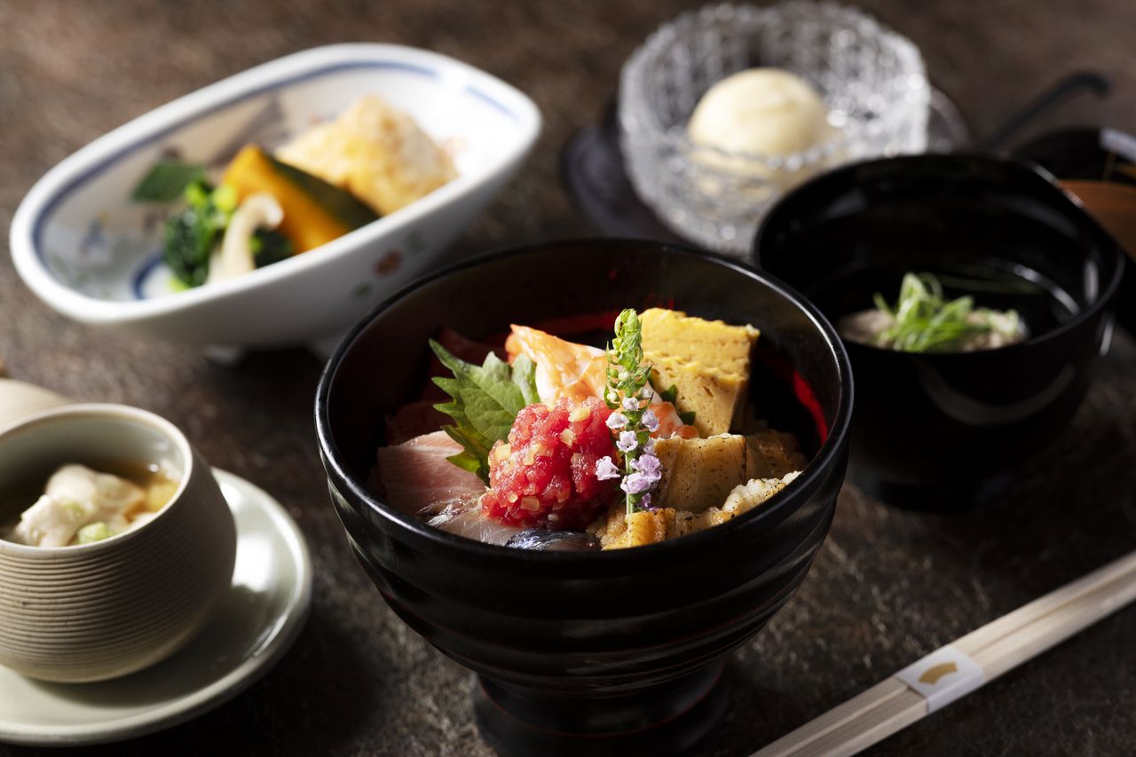 Fresh seafood chirashi set meal