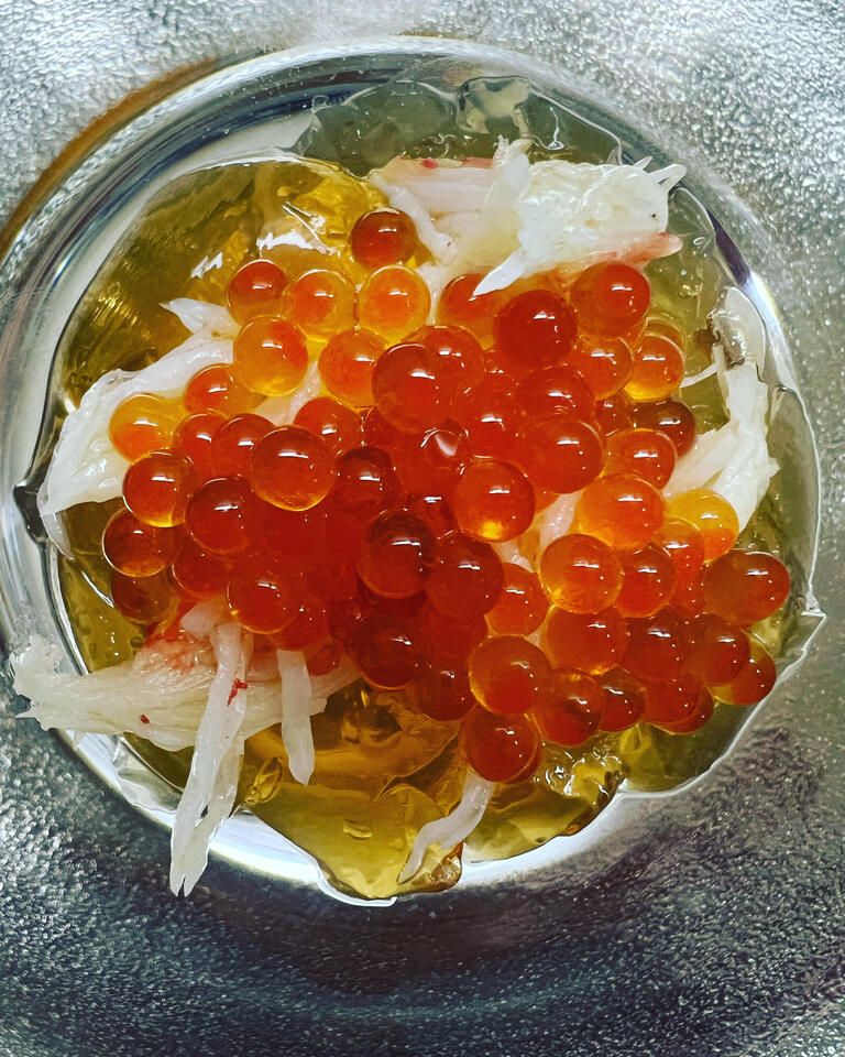 主厨精选 Omakase 套餐 — 约6道菜，并含1杯祝酒香槟