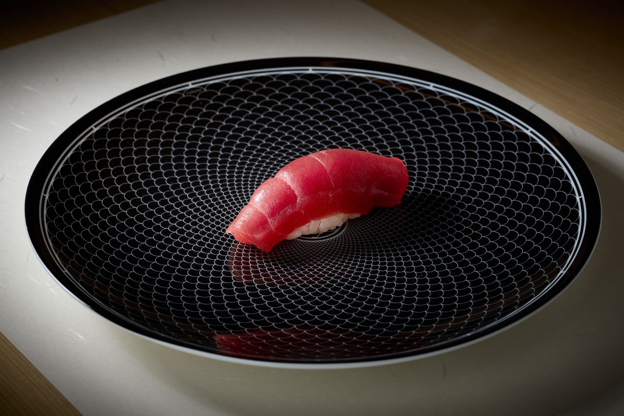 在这道厨师精选的十件套套餐中，您可以享用 10 份时令握寿司和一碗汤。