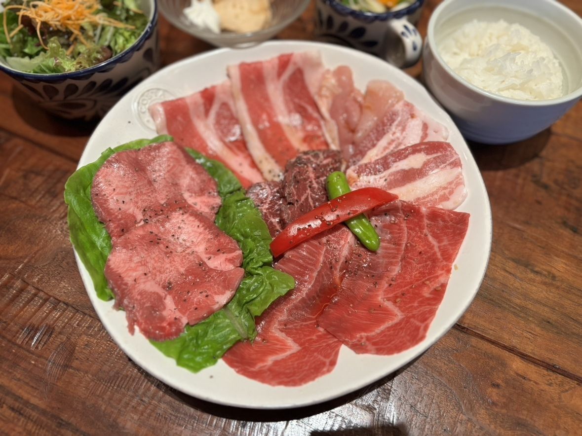 Сытный обеденный комплекс «Якинику» в Сибуе