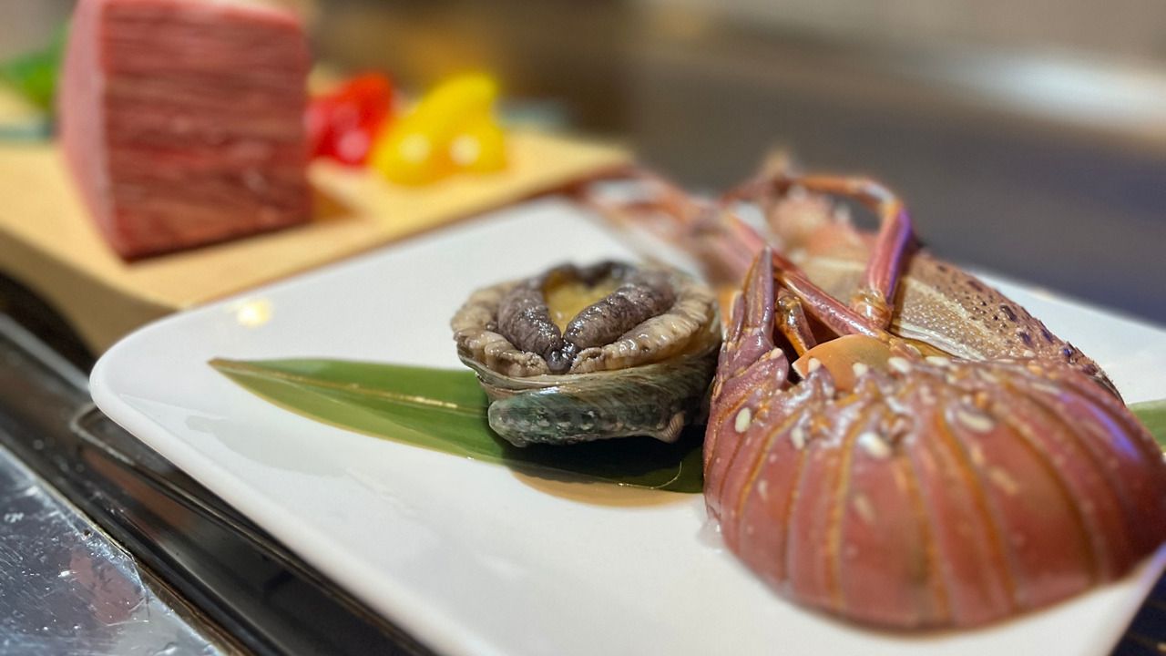 A full lineup of main dishes! Ise lobster, live abalone, and Kyushu A5 Kuroge Wagyu beef course