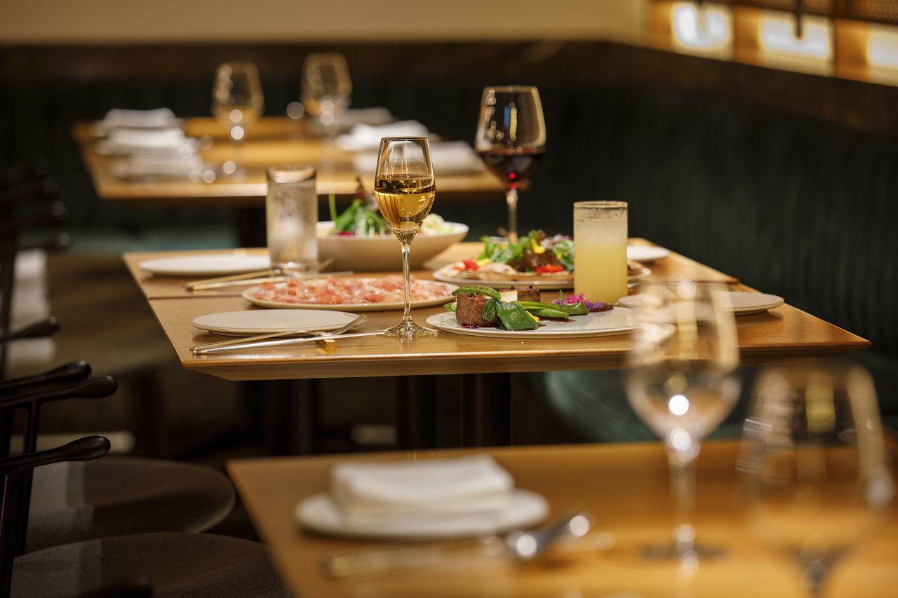 ERUTAN BUFFET — Buffet, your choice of main course, and one drink