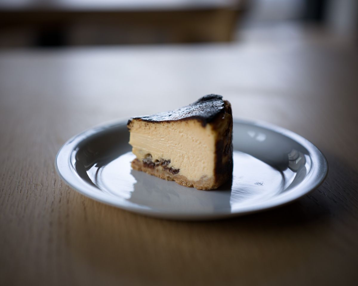 自家製ラムレーズンバスクチーズケーキ テイクアウト