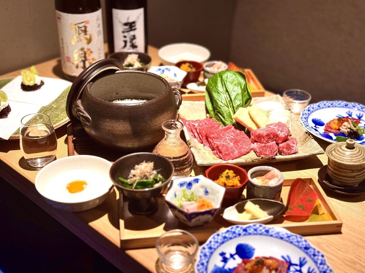 【共6道菜】主厨精选套餐：上等牛肉刺身、5种小菜、安康鱼茶碗蒸、江户味噌日式黑毛牛西冷和日式黑毛牛肩胛寿喜烧、砂锅银米饭、时令鲜大福