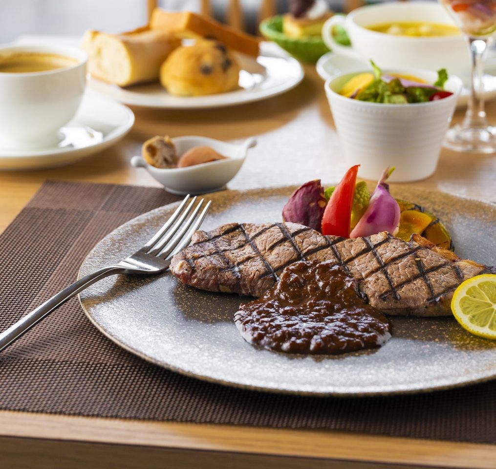 [Christmas Lunch Buffet] Christmas-themed main dish + half buffet style