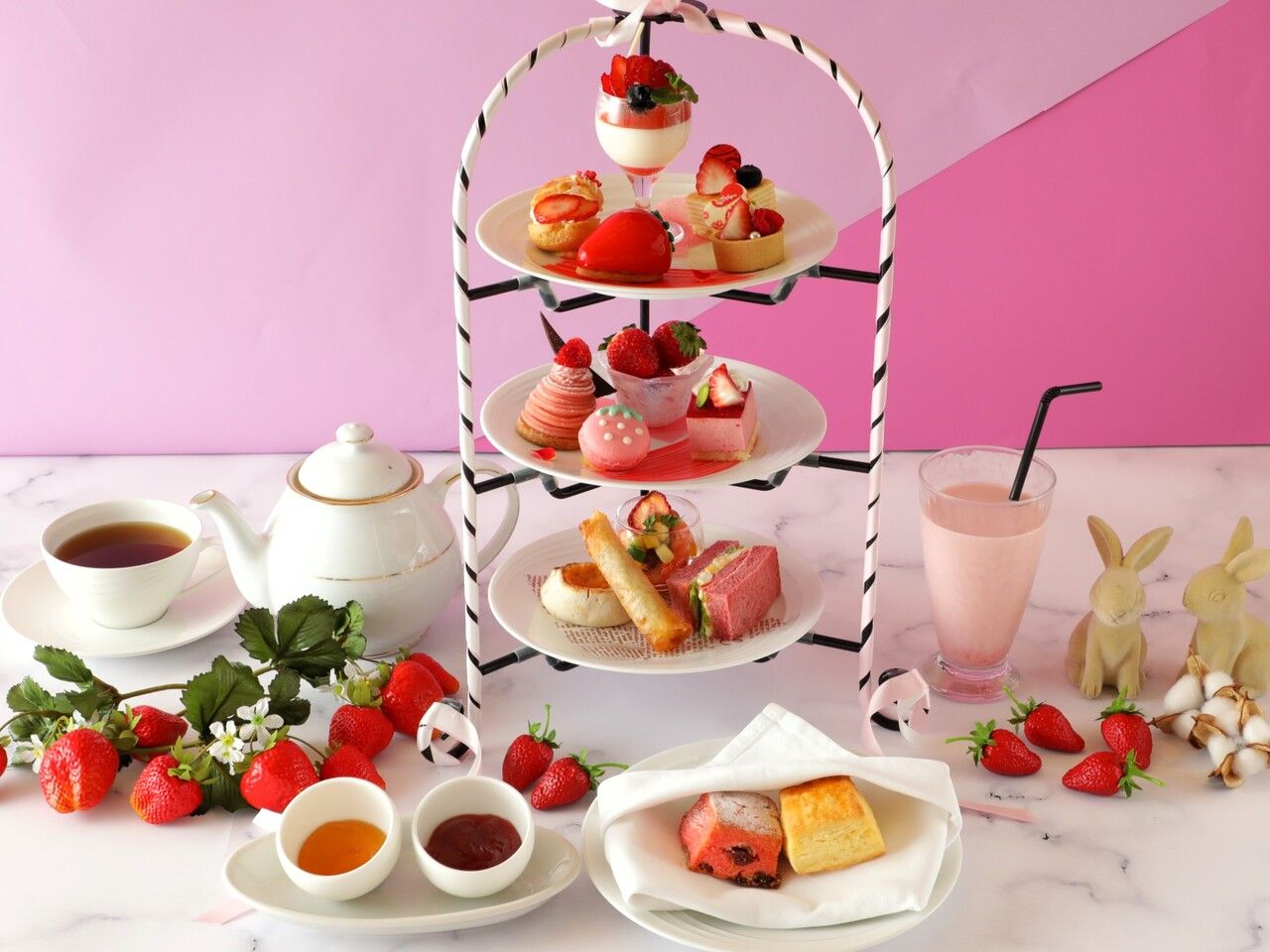 苺のアフタヌーンティーセット【1/1～3/15】　（14：15～）