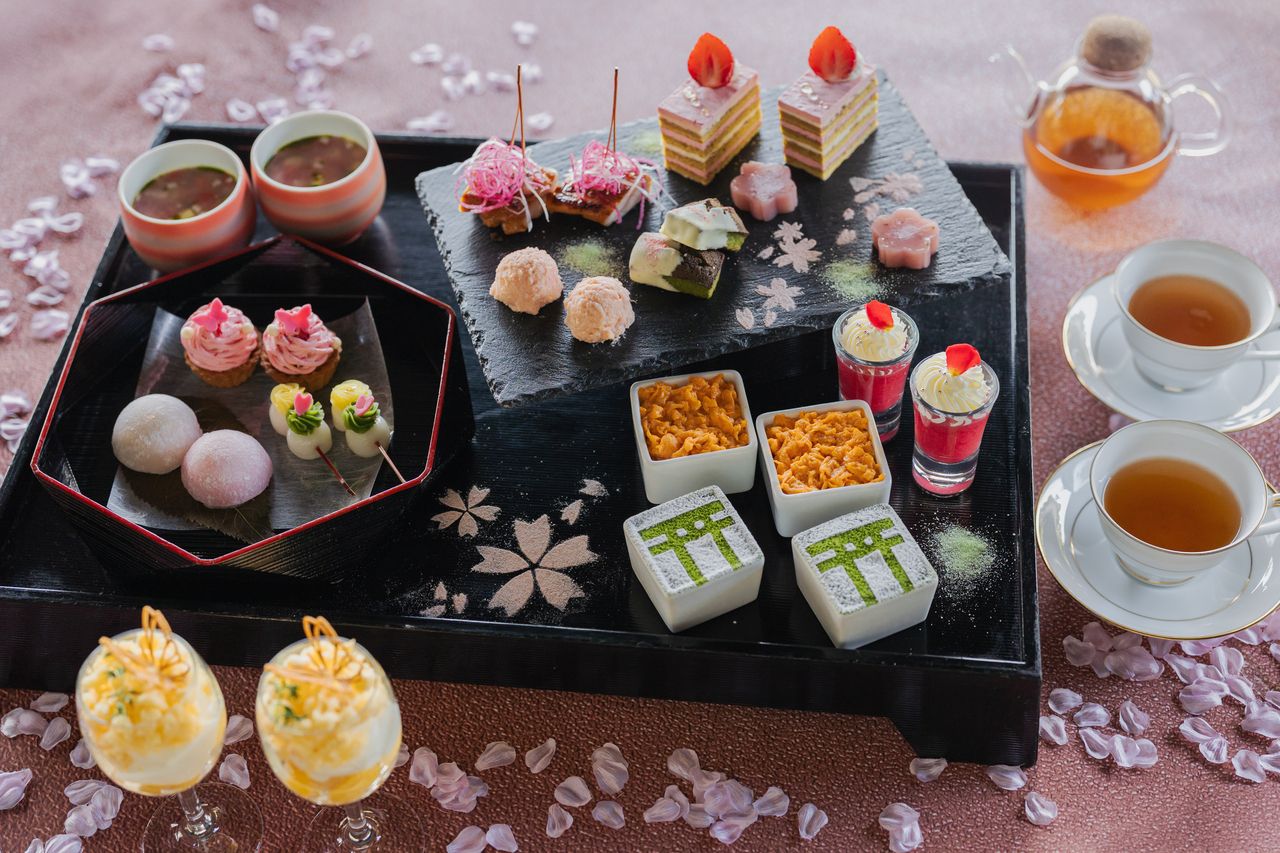 【3~5月】春の京アフタヌーンティーセット「苺と八重紅しだれ」