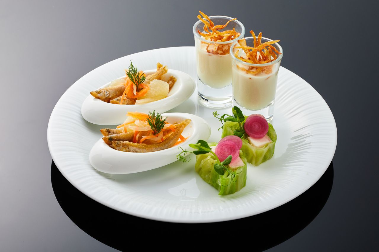 〈Evening Afternoon Tea〉:  A stand featuring spare ribs and seasonal vegetables +  2 hours of all-you-can-drink including champagne(2/1 - 3/31)