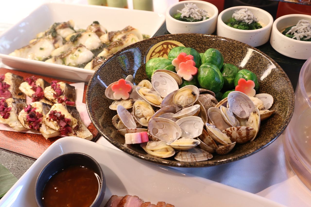 [仅限三月] 无限量甜品酒和半份自助餐以及主菜选择