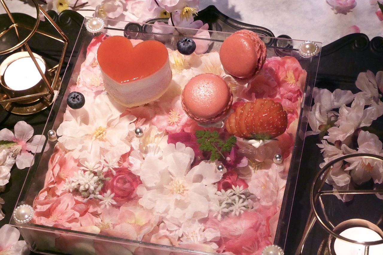 【周年庆～夜樱繁花～（3/3～）】包含特调鸡尾酒祝酒 ☆ 樱花礼盒庆祝 ★ 春季特制套餐（含祝酒和草莓心形蛋糕）