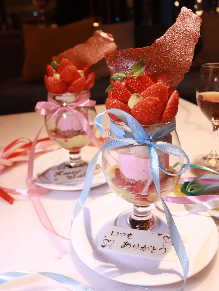 夜のパフェテーブル