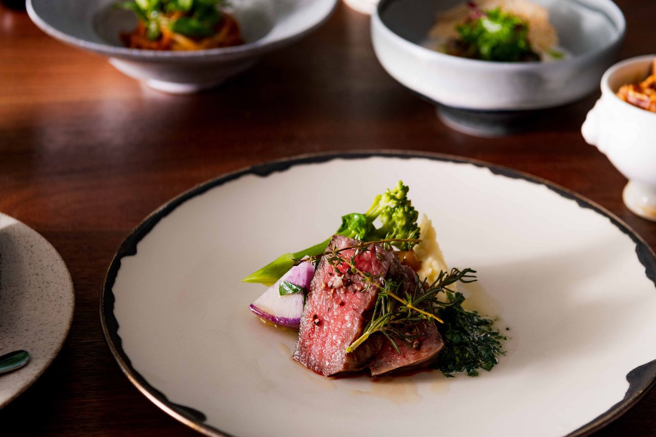 [Dinner] A full course of six dishes including two main dishes including Wagyu beef, with a toast of sparkling wine, allowing you to enjoy the dining experience.