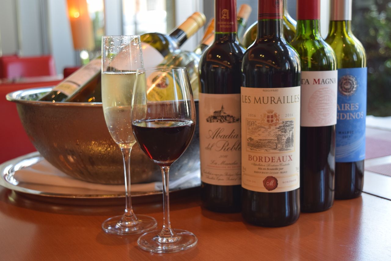 Lunch buffet with all-you-can-drink wine