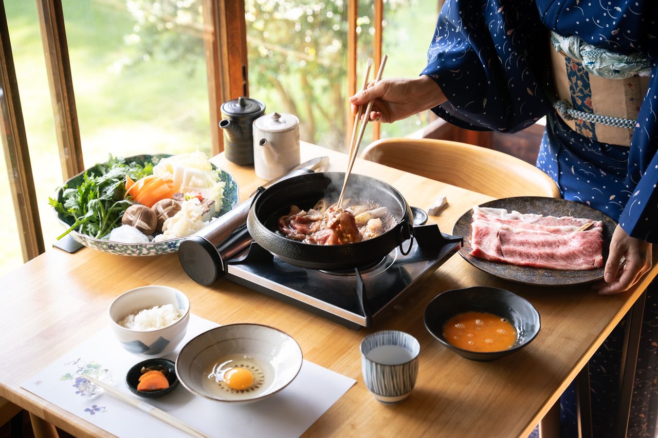고베 소 & 하야마 소：최고급 흑모와규 스키야키