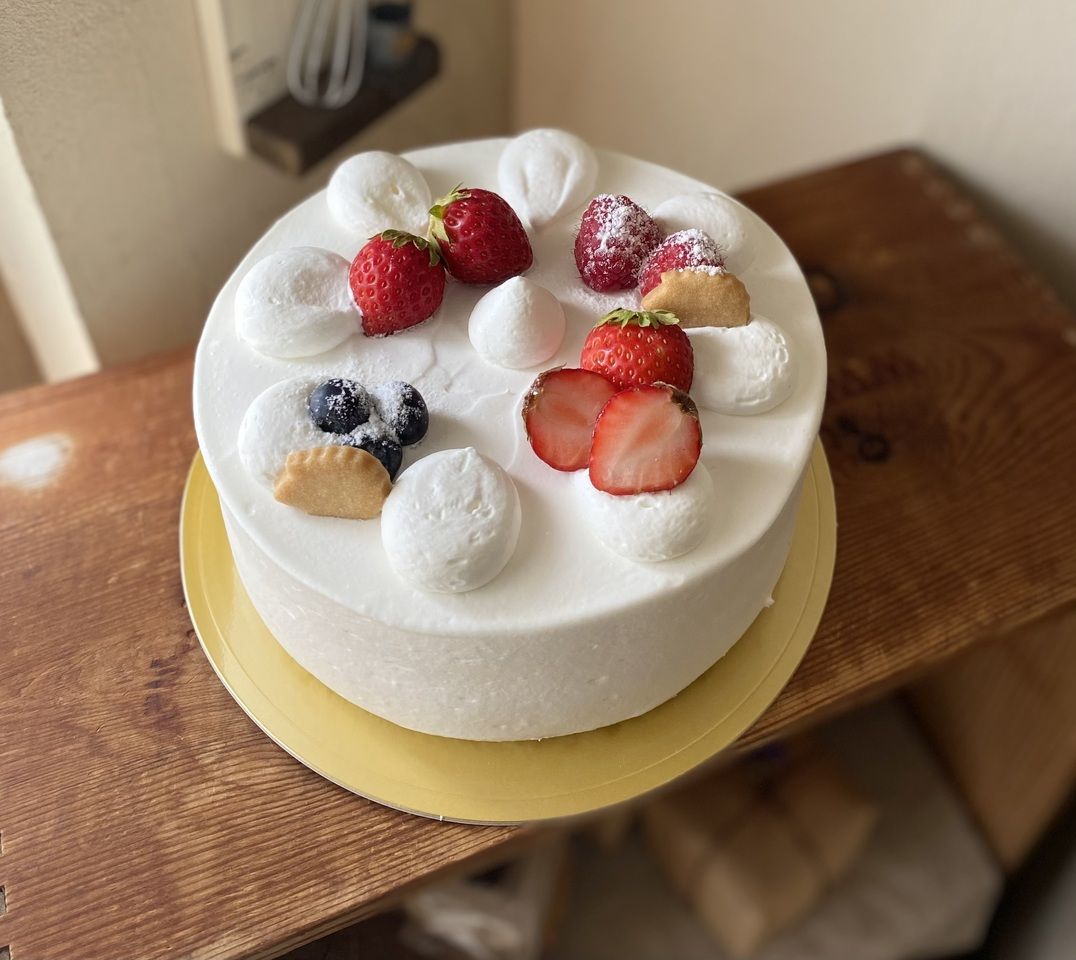 Fresh cream decoration 15cm (4-6 persons)