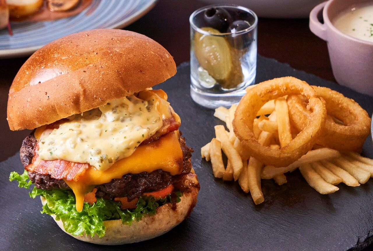 Kinshicho Bishoku Burger : 4 dishes including salad and soup.