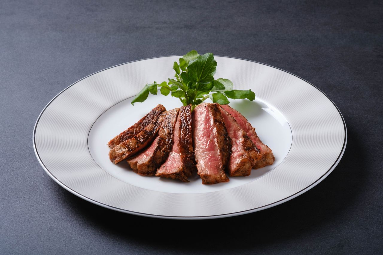 Okinawa-produced Wagyu sirloin steak with a luxurious salad bar and dessert buffet.