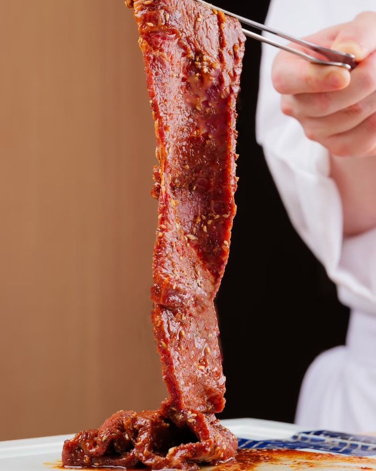 Private room guaranteed! The [Ginza Chikamitsu Rokuchome Specialty Course] features “Wagyu uni yukke dog – prepared right in front of you” and “Spicy brioche cutlet sandwich with carefully selected tenderloin”. Additionally, grilled meats of superior quality are served with meticulously chosen seasonings.
