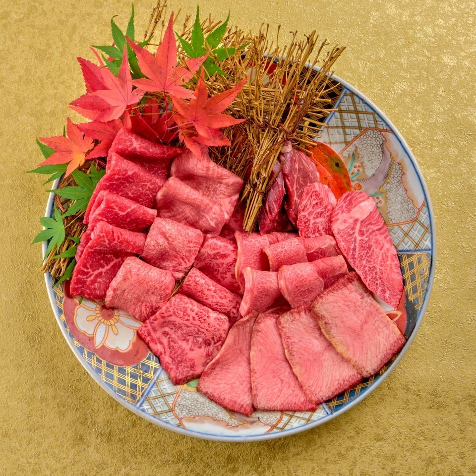 【今日僅提供燒肉專用PREMIUM套組】今天是「肉類日」！我們特別為這一天準備了適合享用的套組。內含精心挑選的9片燒肉！鹽與醬汁的調味比例也可由您自行選擇。