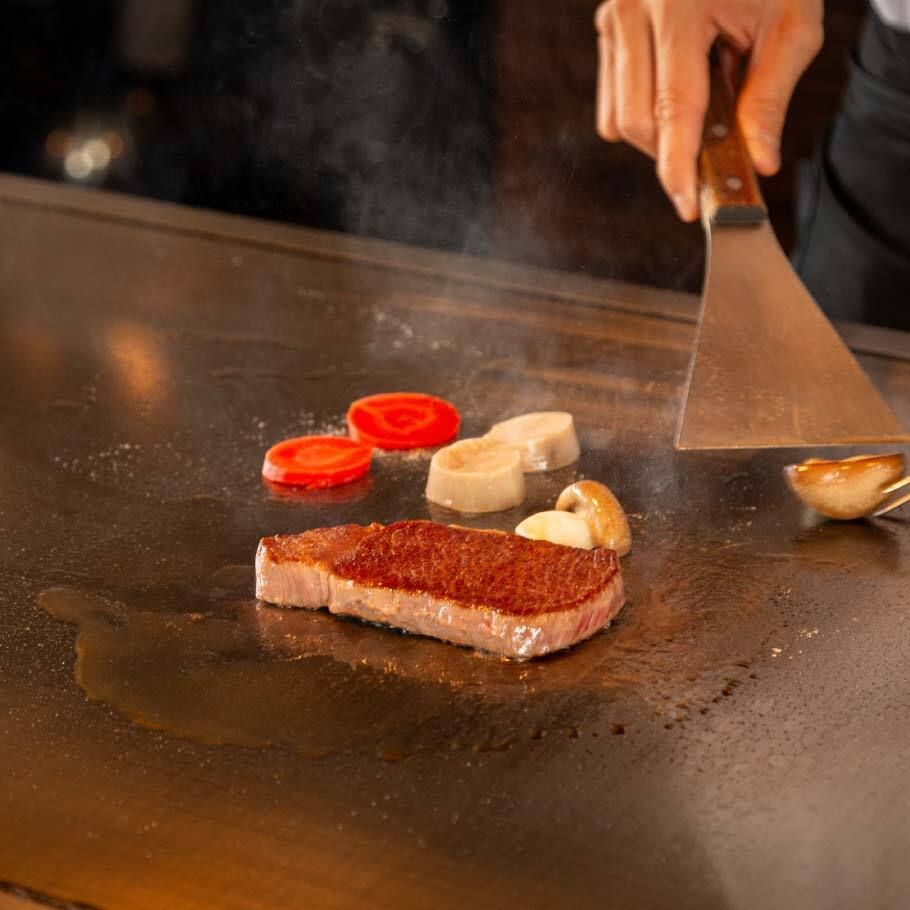 Reservations-only! “Lunch-exclusive Kobe beef course” featuring grilled meat sushi, salad, and a main course of premium Kobe beef sirloin—a total of 6 dishes.