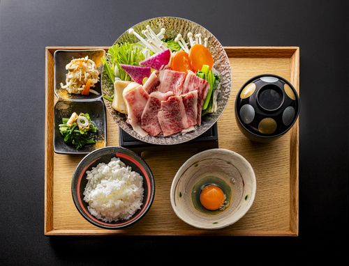 [Lunch only] “Kobe beef sukiyaki set” featuring fresh vegetables and a light flavor ★ Free large rice serving