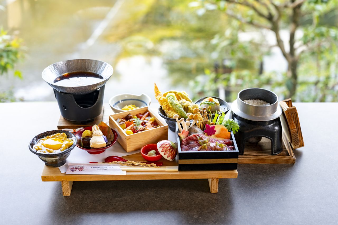 Assorted Five-Kyo Don Set ~Wagyu beef and seasonal vegetables with egg in a sukiyaki hot pot~ (Autumn version / Available from September 1, 2026)