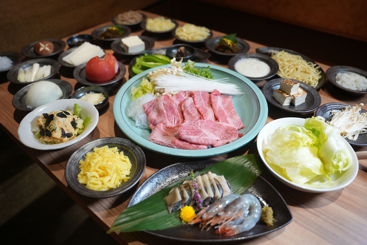 Late Summer Black Wagyu Festival: Regular price ¥11,000 → Special price ¥7,700 / Shimomura Black Wagyu sukiyaki or shabu-shabu & all-you-can-eat Black Wagyu oil-braised dishes (24 varieties total)