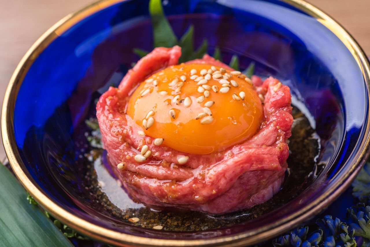 ①【平日限定】普段使いに！■入門コース■元祖『花の階段盛り』（6品＋お肉6種+デザート）お肉の質にこだわり、高級食材を除いた焼肉メインのフルコース。足りない場合は追加注文も可能！家族、女性同士、気軽に