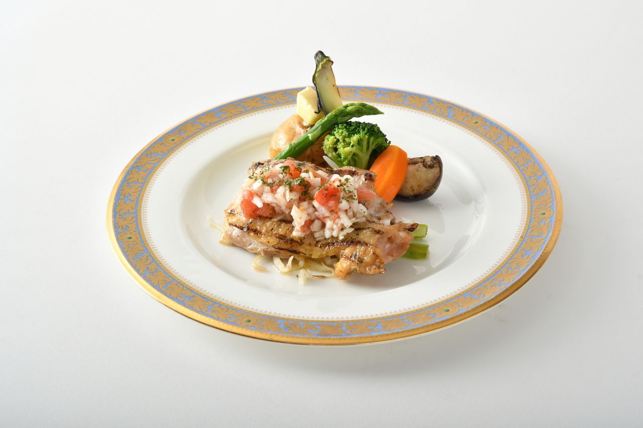 鶏もも肉のグリル・サルサソースがけ