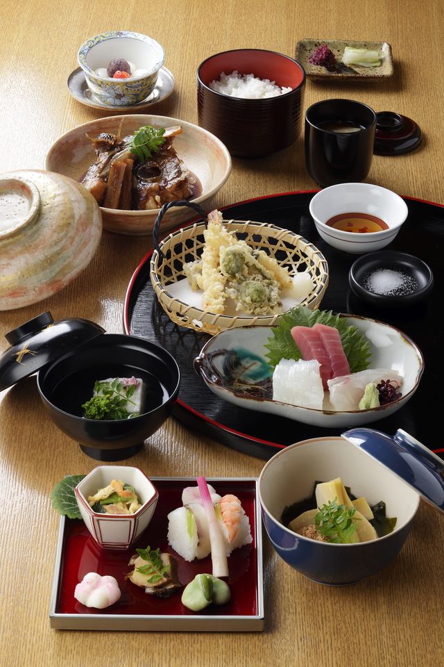 Kaiseki Meal "Wakamurasaki" 8,800 JPY (Over 10 people)